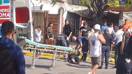 El motociclista fue auxiliado por Emergencias Lomas.