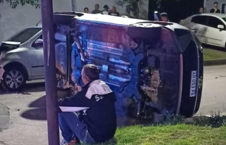 Así quedó el auto volcado.