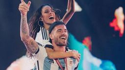 Tini y Rodrigo de Paul, en pleno festejo.