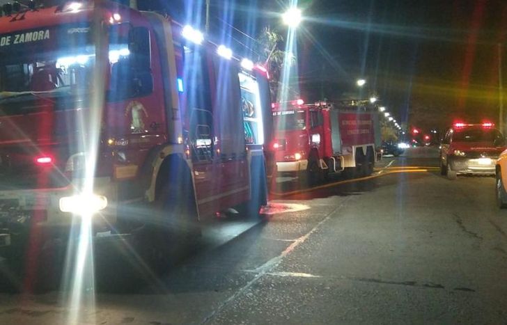 Los bomberos trabajaron en el lugar por más de una hora.