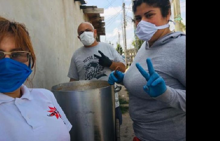 Cocinaron y repartieron guisos entre los vecinos.