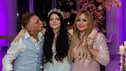 la hija de el polaco con la camiseta de temperley