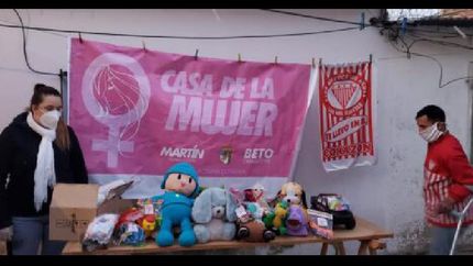 llevaron mercadería puerta a puerta y juguetes a los merenderos.
