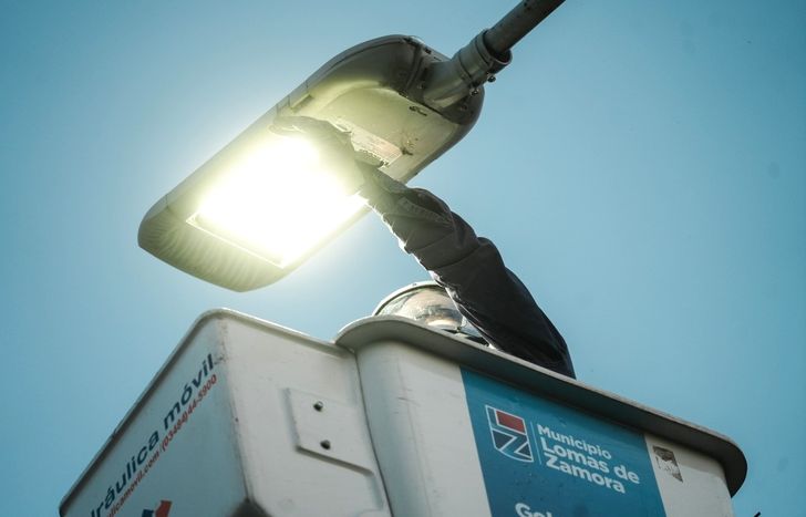 Instalaron 4 mil luces LED en los barrios de Lomas.