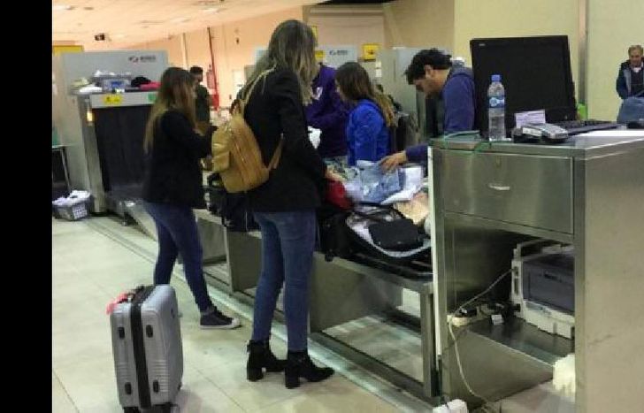 cada equipaje es revisado en el sector de aduana.