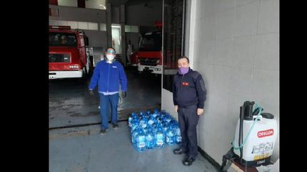 Ivess entregó 30 bidones a los bomberos de Lomas.
