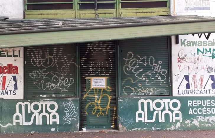 Su emblemático local, cerrado por duelo. El barrio ya extraña a Grillo.