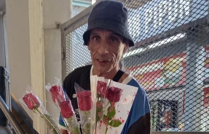 Alejandro vende rosas hace 50 años.