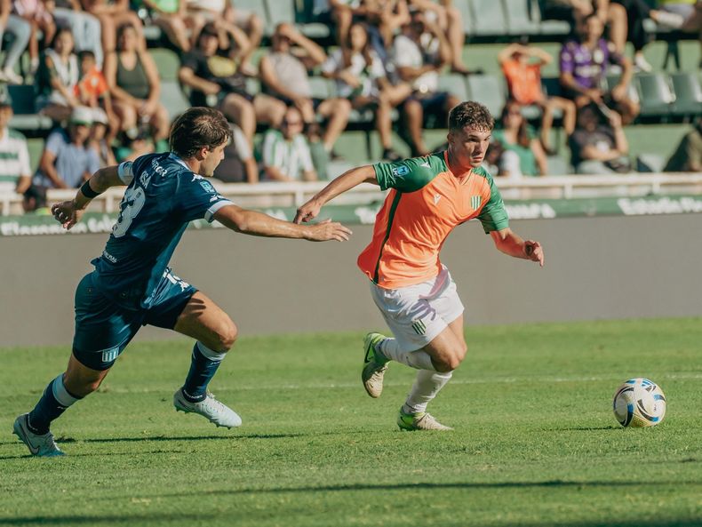 Lautaro Gómez encara a Santiago Sosa.