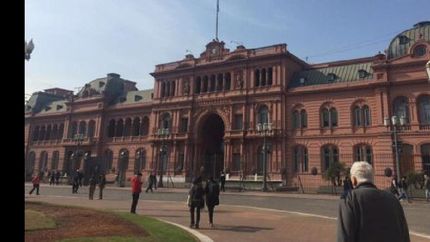 el gobierno adelanta el pago del bono y aguinaldo para los estatales