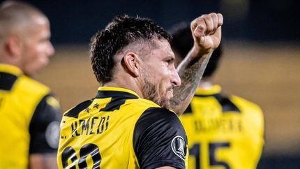 Puño apretado de Remedi festejando su golazo.