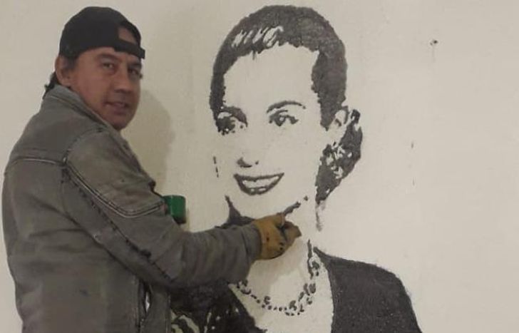 Marcial en pleno trabajo. El mural estará terminado en unos días.