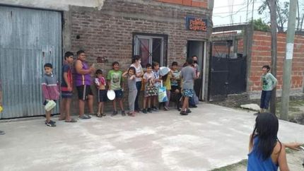 Los chicos esperan la vianda. Con el mobiliario podrían quedarse.