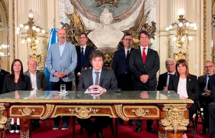 El momento del anuncio del mega DNU.