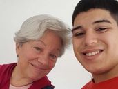 Thiago Medina con la mamá de Daniela Celis. Thiago Medina con la mamá de Daniela Celis.
