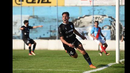 Ante Arsenal, marcó su primer gol como profesional. Ante Arsenal, marcó su primer gol como profesional.