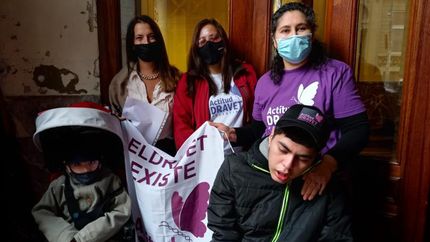Valeria junto a su hijo y a sus compañeras de la ONG Actitud Dravet.
