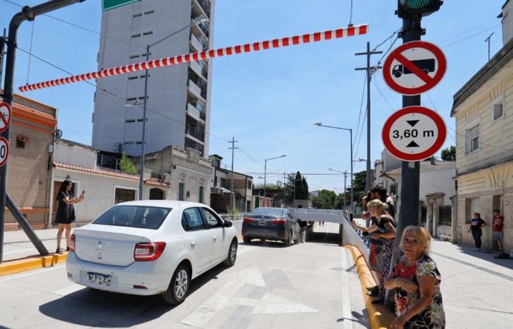 Los vehículos ya pueden pasar y los peatones también.