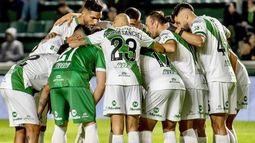 El Taladro se abraza y celebró tres puntos de oro.