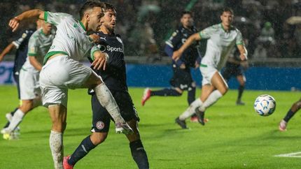 Bisanz ensaya un remate al arco.