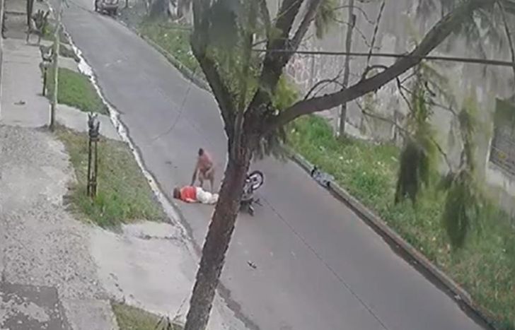 El conductor se acercó a la víctima, pero luego se fue sin asistirla.