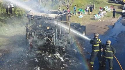 video: un camion se prendio fuego en camino de cintura