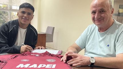 Dylan Aquino, junto al presidente Nicolás Russo, en la firma de su nuevo contrato.