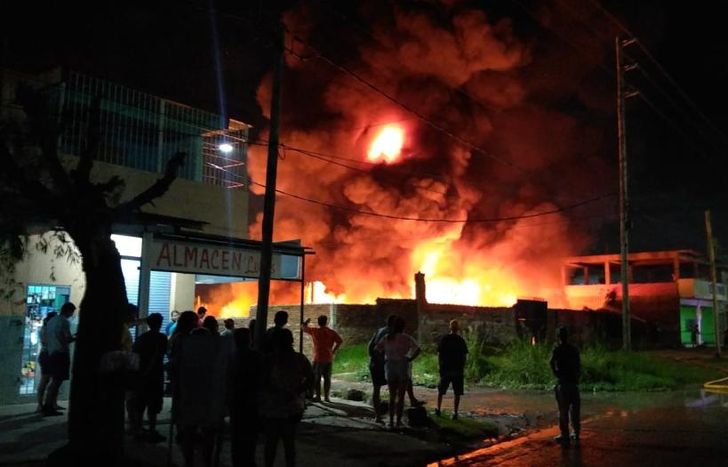 El incendio pudo verse desde varias partes de Lomas.