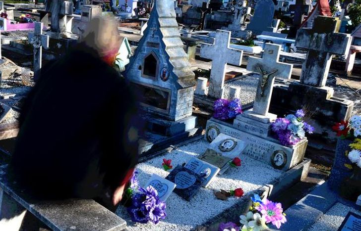 La mujer que suele aparecer sentada es la misma que está enterrada en el lugar.