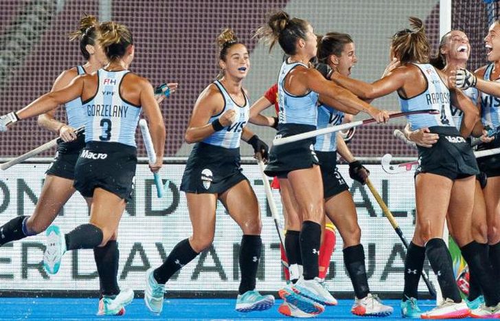 Las Leonas festejan el pase a la final del Mundial.