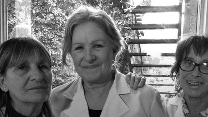 Lide, en el centro, junto a Mirella Pascual y Raquel Bank.