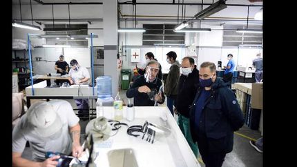 una empresa lomense dono mascaras de proteccion para el personal de salud