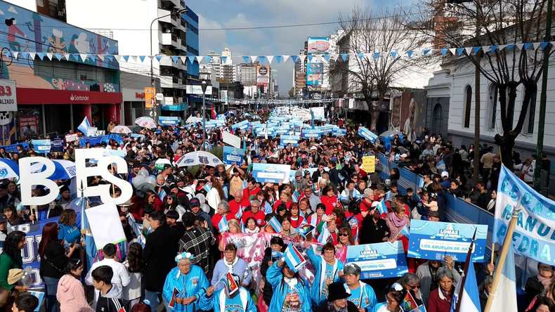Instituciones de Lomas participaron del desfile cívico.