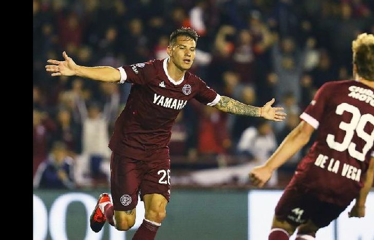 Carlos Auzqui seguiría su carrera en el fútbol de México.