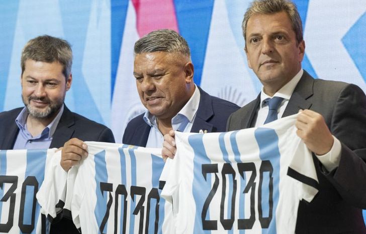 Sergio Massa, Claudio Chiqui Tapia y Matías Lammens presentaron a la Argentina como sede de la inauguración del Mundial 2030.