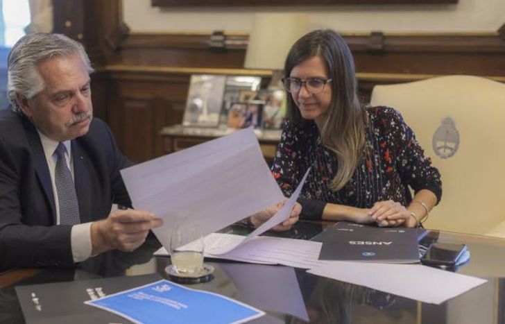 Alberto Fernández, reunido con Fernanda Raverta, de la Anses.
