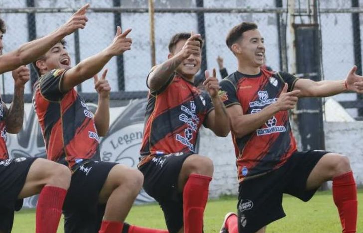 El festejo de Claypole luego del gol de Leonel Llodrá.