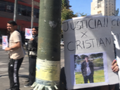 Familiares de Cristian Jalil con pancartas.