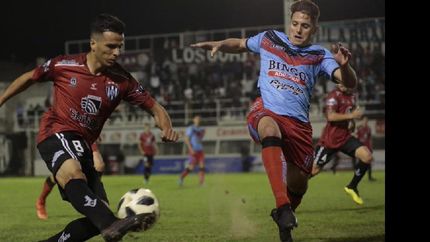Juan Manuel Olivares busca interceptar un intento del conjunto local. (Foto Prensa Central Córdoba).
