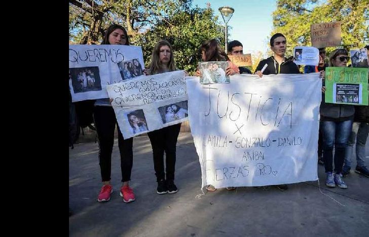Familiares y amigos de los jóvenes fallecidos participaron de una marcha para reclamar justicia.