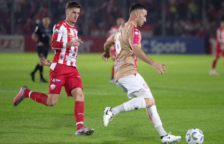 Dattola sale jugando frente a Molina.