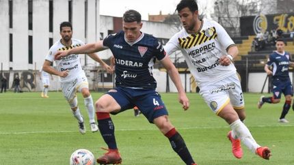 Minervino domina el balón ante la marca de Ayala.