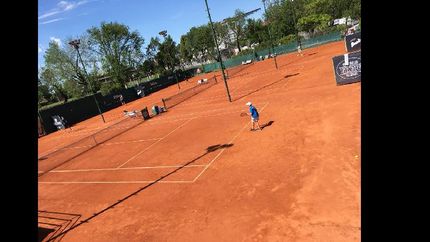 la felicidad de un profe de tenis lomense que volvio a dar clases