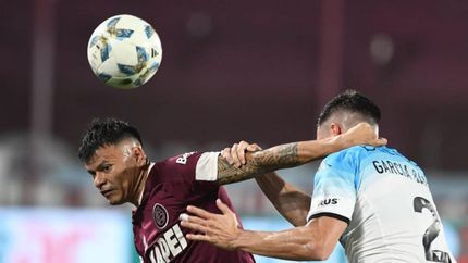 Bou y García Basso luchan por la pelota. Bou y García Basso luchan por la pelota.