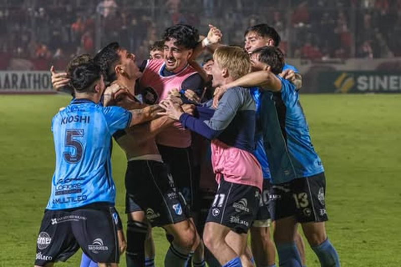 Todos los abrazos para el goleador de Temperley.