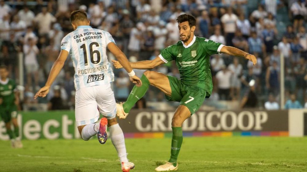 Kociubinski intercepta el intento de Sebastián Sosa Sánchez.