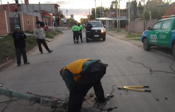 Defensa Civil Lomas trabajó en el lugar donde derribaron el poste.