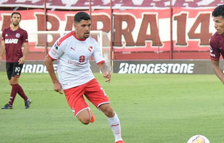 Aguirre trepa por su lateral ante la marca de Benavídez.