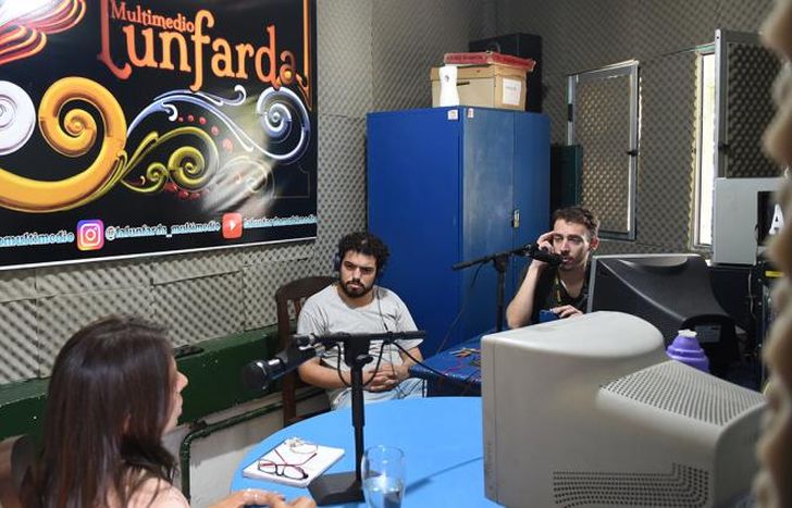La radio funciona en un espacio del Club Para Siempre.
