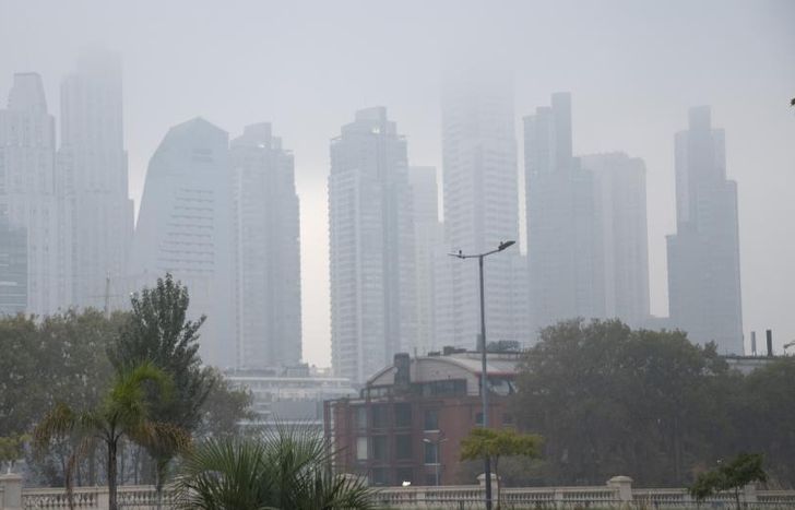 Un humo y un intenso olor a quemado se sienten desde hace unos días en el AMBA.